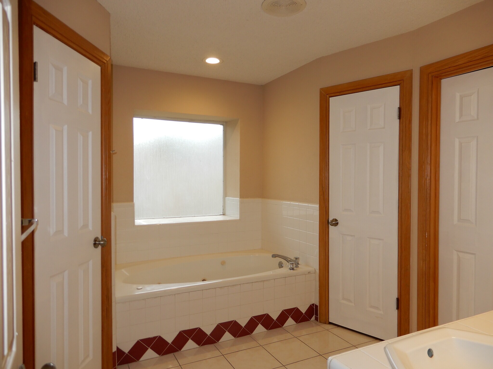 Building Photo - 512 E Yarrow Ave