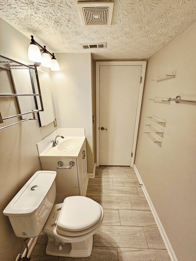 Building Photo - MOVE-IN READY! 2BR Townhome in Clintonville near OSU – W/D, Parking, Pet Friendly