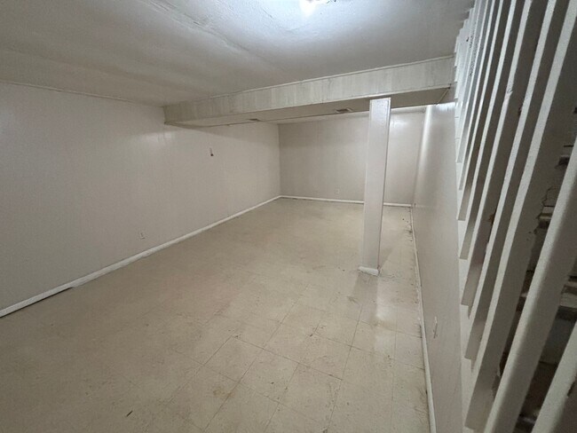 Building Photo - Charming 3 bedroom home