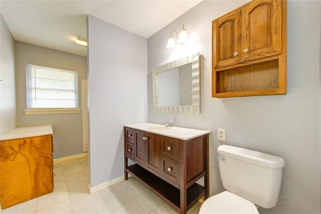Building Photo - 2502 Roy Cir