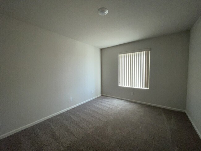 Building Photo - 4 bed 2 bath spacious home with garage BHCRENT.COM