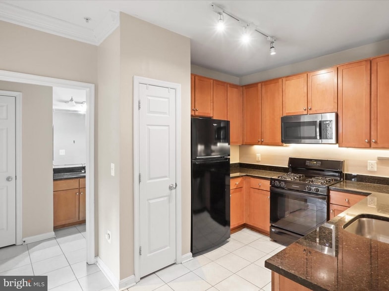Kitchen - 4860 Eisenhower Ave