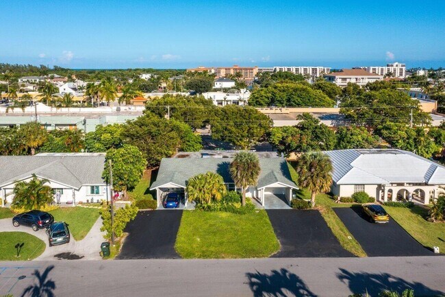 Building Photo - 2856 NE 5th Ave