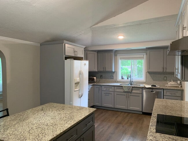 Building Photo - LIVE ON THE LAKE!!