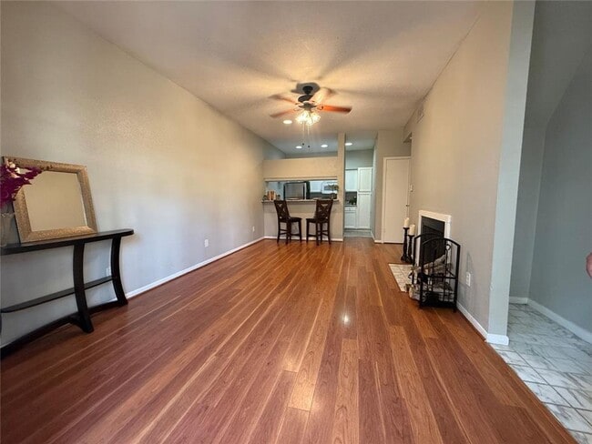 Building Photo - Beautiful 2 bedroom 1 bath condo