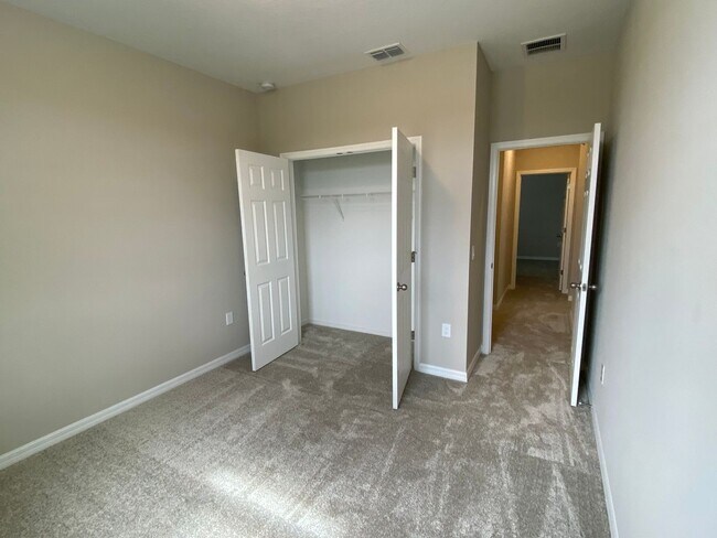 Building Photo - 4/2/5 Winter Garden Townhouse