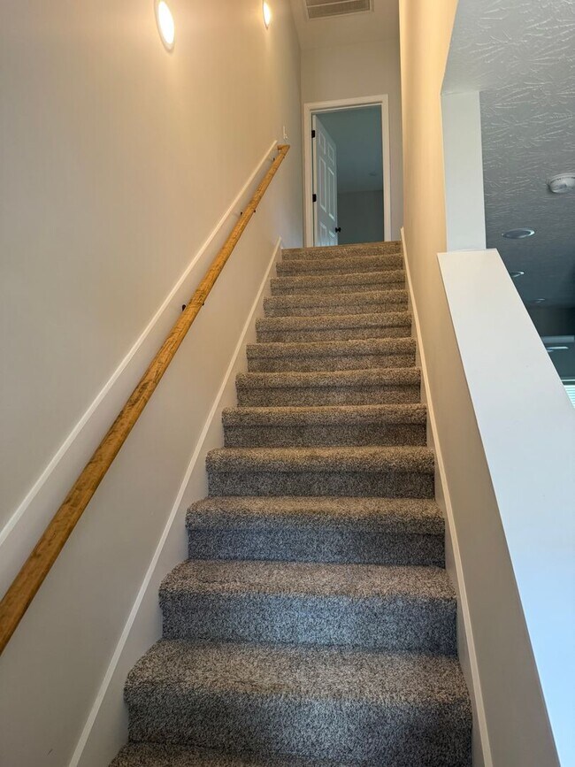 Building Photo - 2 Bed/2.5 Bath Townhome with Garage (Trash Included)