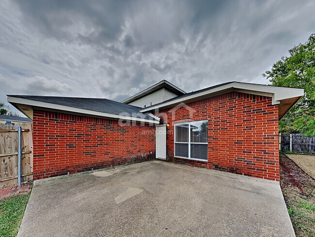 Building Photo - 736 Trees Dr