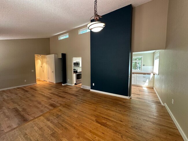 Building Photo - 3 Bed 2 Bath home with 2 Car Garage in Bellingham