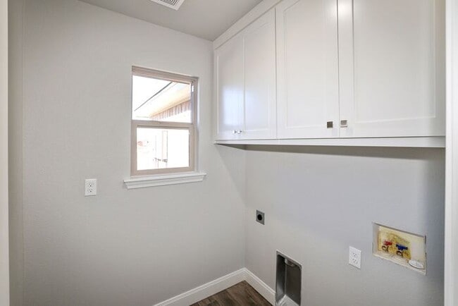 Building Photo - 7616 Woodford Ave