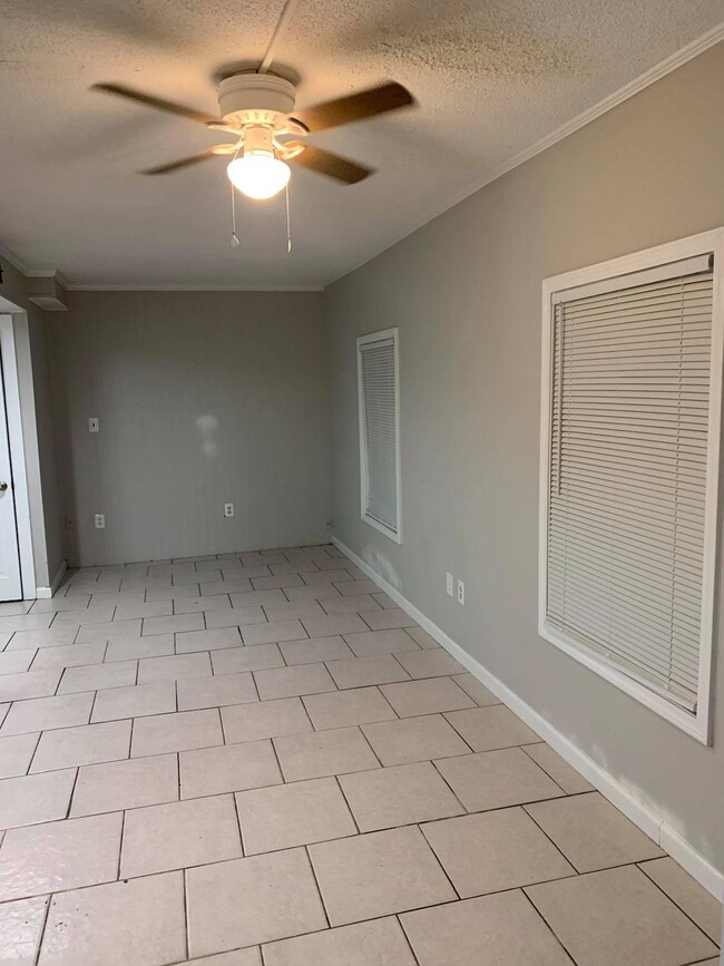 Building Photo - 903 W Walnut St