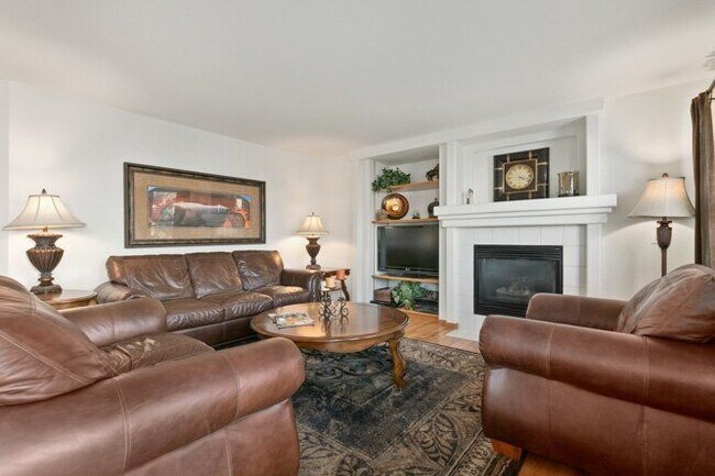 Building Photo - 829 W Sparrow Hawk Dr