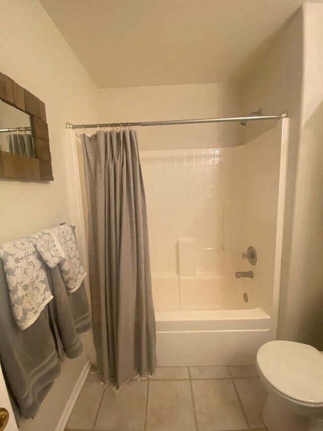 Building Photo - Lovely 2 Bed Plus Office Ranch Home on Eastside