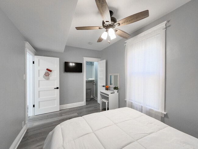 Building Photo - 2039 W 23rd St