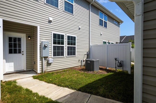 Building Photo - Lovely 3 Bed 2.5 Bath Townhome