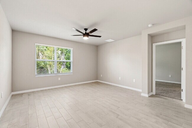 Building Photo - Spacious 4-Bedroom Gem with 2 Full Baths in Charming Punta Gorda Oasis!