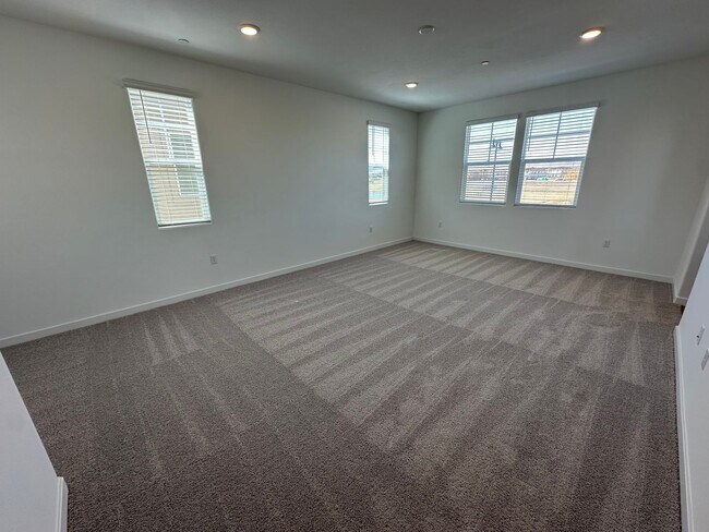 Building Photo - Stunning, Sun-Drenched 4BR + Loft Home in Lakeview – Loaded with Premium Upgrades!