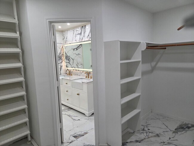 Building Photo - 7019 Brody Ln