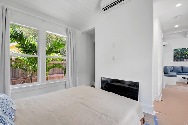 Building Photo - 220 S L St