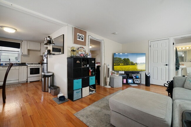 Building Photo - 46 Humbert St