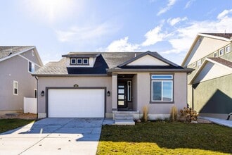 Building Photo - Single Family Home with Private Yard in Heber