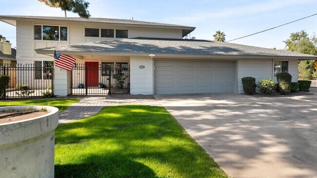 Building Photo - 8464 N 7th Ave