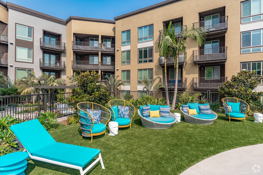 Pool Seating - Purl Apartments