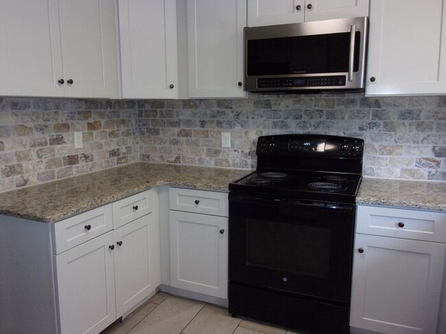 Building Photo - Spacious 2 Bedroom 1 Bath Duplex Minutes t...