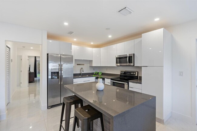 Building Photo - 1409 NE 2nd Ave