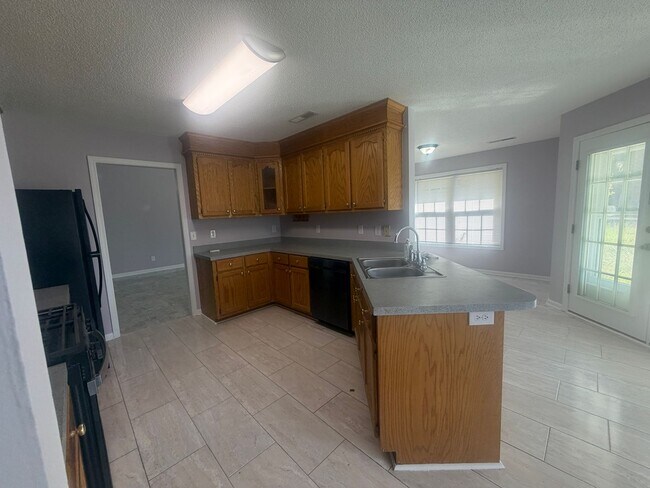 Building Photo - 3560 Oleander Dr