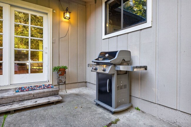 Building Photo - Charming 3-Bed / 2-Bath Retreat on Over an Acre in Sebastopol