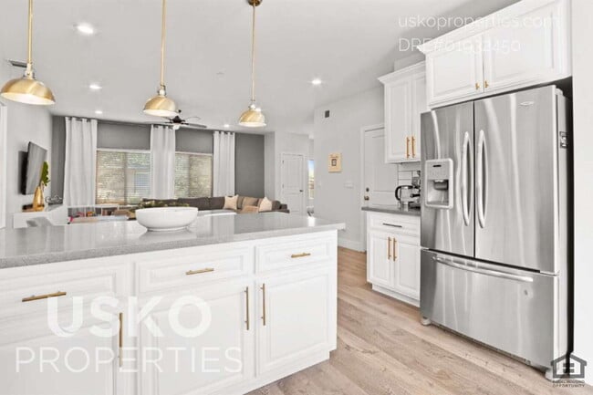 Building Photo - 5965 Hilltop Dr