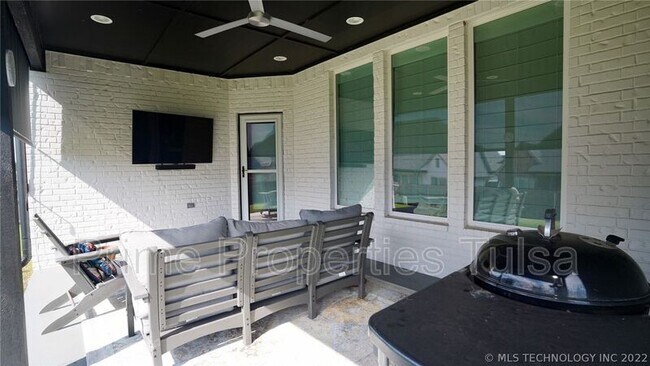 Building Photo - 12912 S 6th St