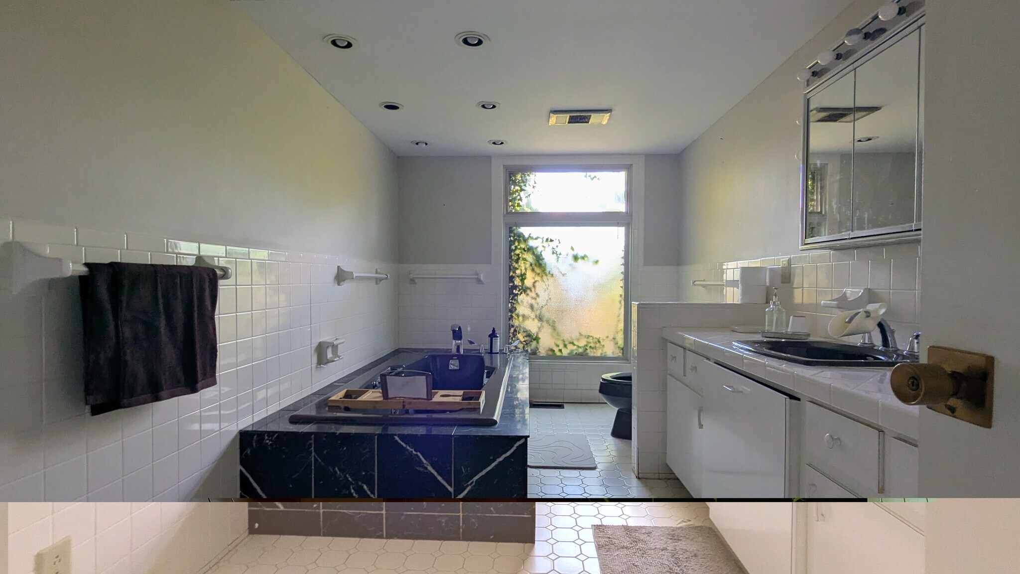 Building Photo - 550 Valewood Ln