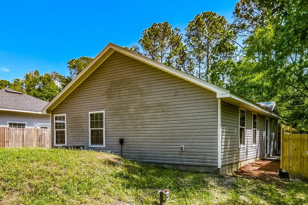 Building Photo - 1040 W 7th St