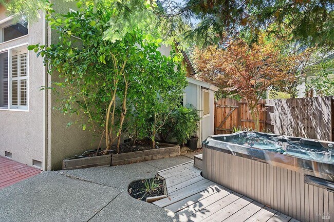 Building Photo - Two Level Home in Windsor with 4 Bedroom and 3 full Bath