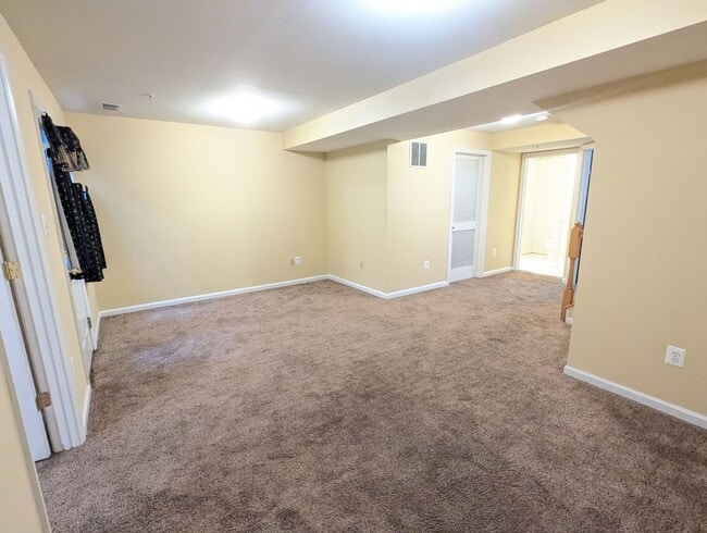 Building Photo - Townhouse in Spring Ridge community - OAKDALE school district - available before the holidays!