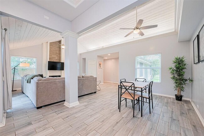 Building Photo - 8711 Pines Pl Dr