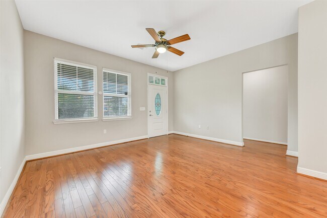 Building Photo - 4418 N Live Oaks Cir