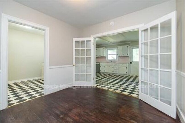 Building Photo - 206 Floral Park