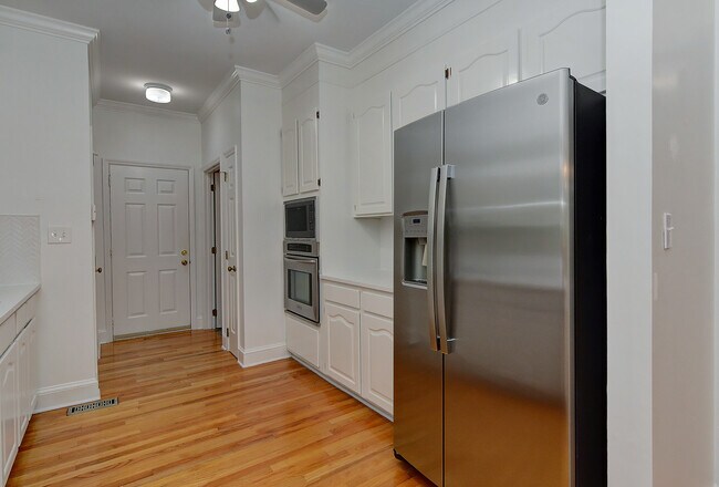 Building Photo - 801 Brightwood Ln