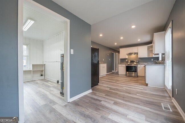 Building Photo - 8449 Fairview Dr