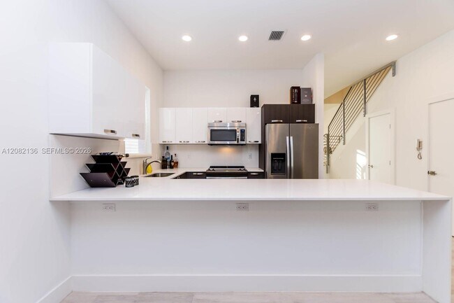 Building Photo - 2875 SW 33rd Ct