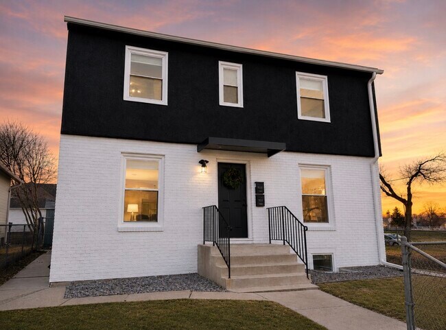 Building Photo - 921 Oliver Ave N