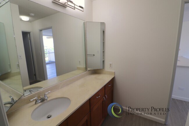 Building Photo - 1 Bedroom 1 Bath unit in The Highlander with 2 Parking - Available June 1st