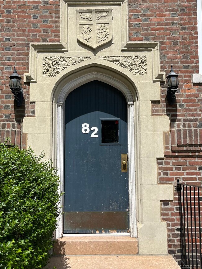 Building Photo - 82 Forest St