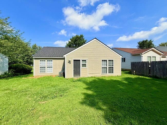 Building Photo - 1706 Oakdale Green Dr