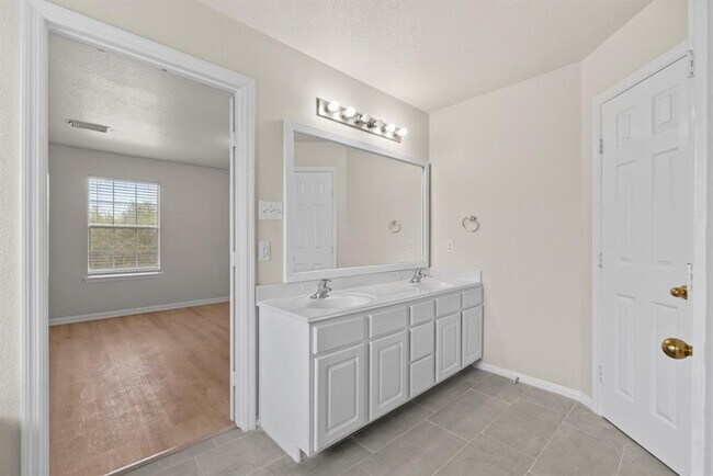 Building Photo - 13935 Maleewan Ln