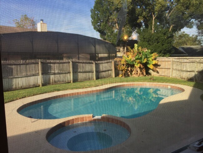 Building Photo - 550 Hassocks Loop