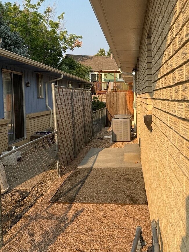 Building Photo - Completely Renovated 2BD/1BA Condo w Attached Garage